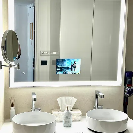 Près Des Champs-élysées