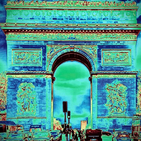 Pres Des Champs-elysees Paris