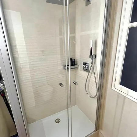 Pres Des Champs-elysees