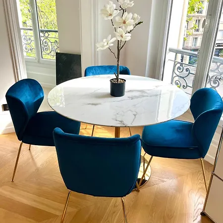 Pres Des Champs-elysees