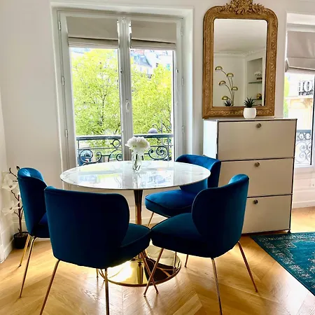 Pres Des Champs-elysees Paris