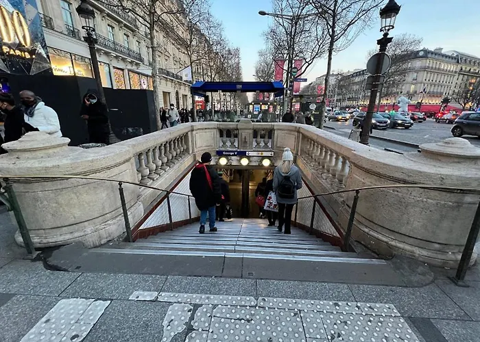 Près Des Champs-élysées Parigi