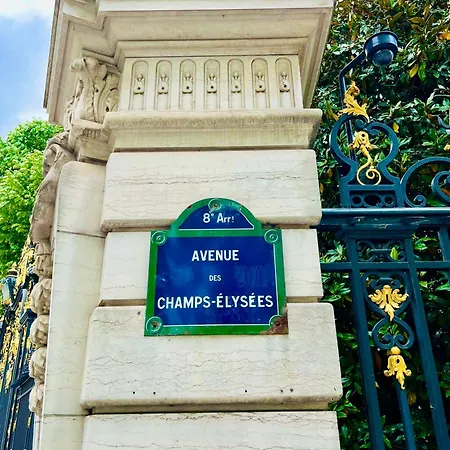 Près Des Champs-élysées